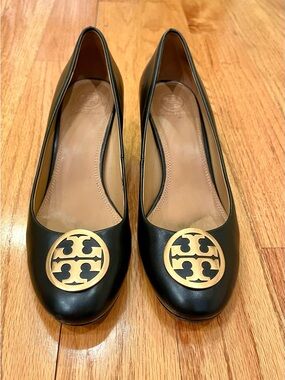 Tory Burch Black Leather Benton 50 MM Pump. Almond toe shape. 2” heel.